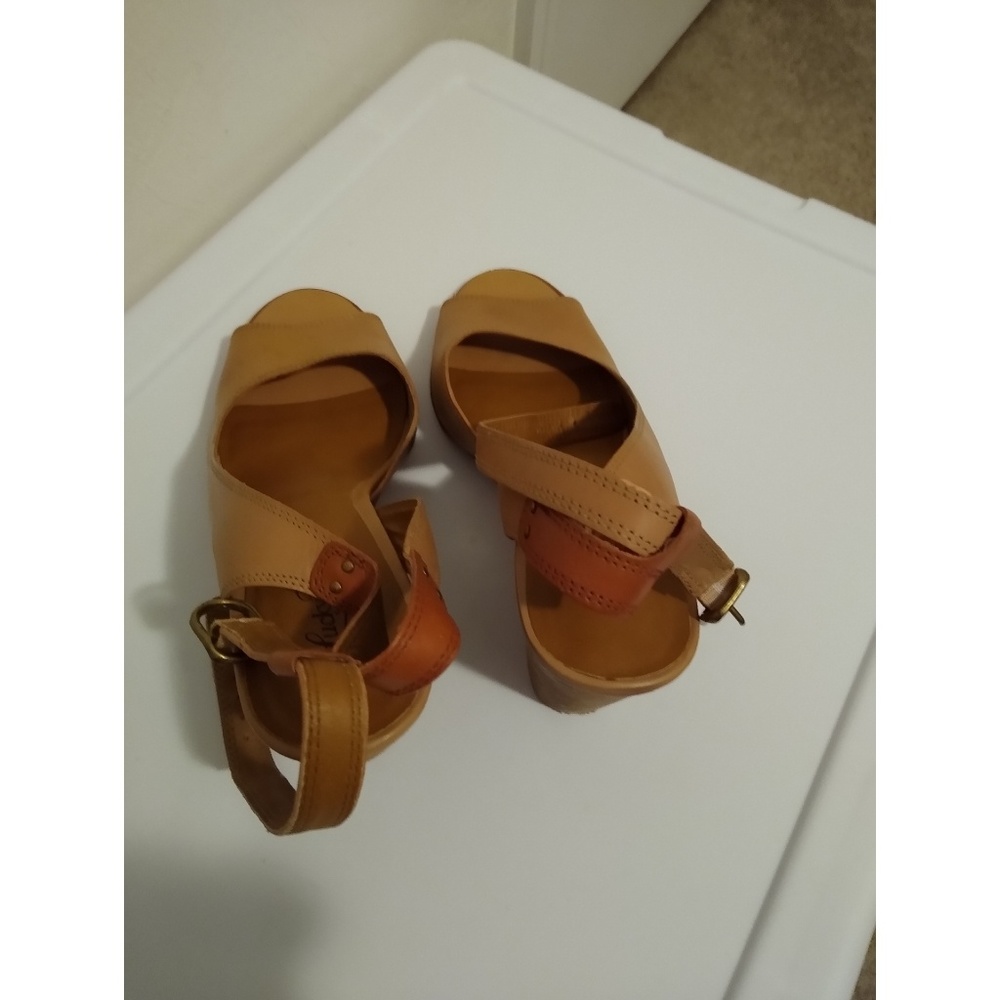 Size 9.5 Lucky Brand tan wedges - Picture 3 of 7